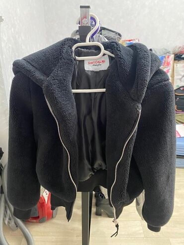 Пуховики и зимние куртки: Продаю теплую куртку размер xs состояние нового. Покупали в Дубаях