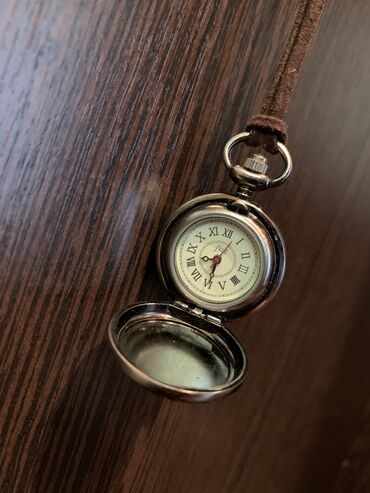 продаю наручные часы: Продаю часы на шею. Ремешок замша.
P.s. Из Японии