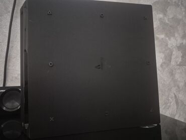 PS4 (Sony Playstation 4): Satılır. Nasazlığı yoxdur. Tam işləkdir. Klub malı olmayıb. plombu — 2