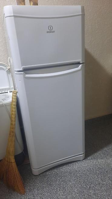 Холодильник Indesit, двухкамерный, белый цвет. - Верхняя камера —