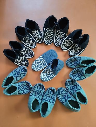 qizil destleri: Əl işi toxuma ev ayaqqabıları (naqqişli corab-çarıqlar) - Material — 1