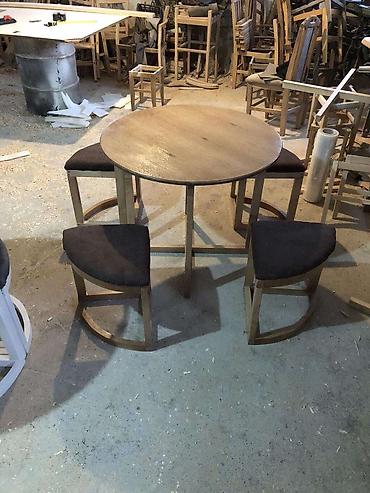 Setovi stolova i stolica: Sto + 4 stolice. Bez — 3