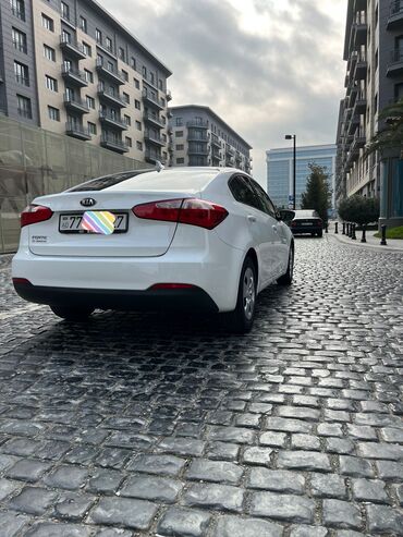 Kia: Kia Forte sedan – ağ rəng, şəhər və uzun yol üçün rahat və qənaətcil — 14