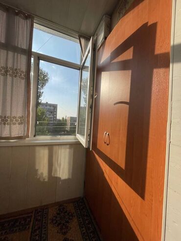 срочно продаётся 1 комнатная квартира в районе ошского рынка по улице кенсуйская: 3 бөлмө, 62 кв. м, 105-серия, 5 кабат, Дизайнердик ремонт
