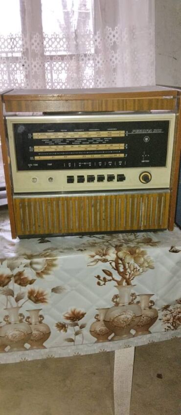 antik əşyaların satışı: Qədim radio. Restoranınızın və evinizin interyerinə xüsusi fərqlilik