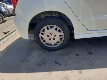 апарат форд транзит: Белый автомобиль Honda Fit с характерным дизайном кузова. Модель