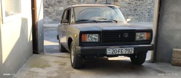 vaz 2103 matoru: 20-FE-792 dövlət nömrə nişanlı, tünd qırmızı rəngli VAZ-2107 modeli