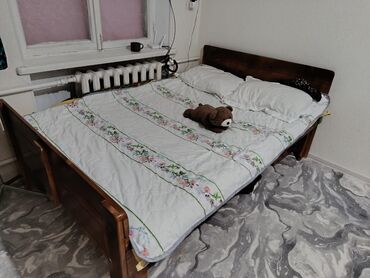 шкафы для одежды фото: Двуспальная деревянная кровать с высоким изголовьем и изножьем