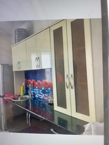 АК Ордо Сдается комната с отдельной кухонной зоной и базовой мебелью