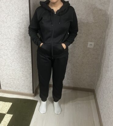 Спортивные костюмы: Спортивный костюм женский, черный, из мягкого плотного трикотажа