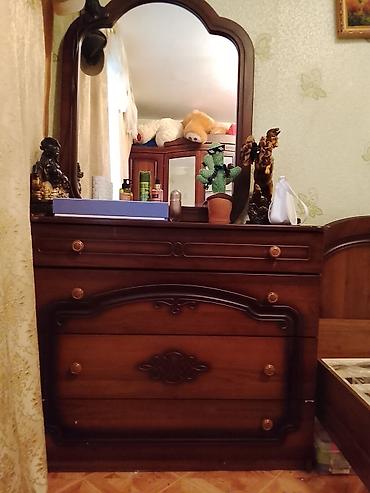 этно ковер: Спальный гарнитур в классическом стиле, цвет тёмный орех. Состав — 3