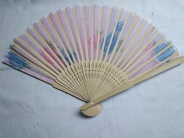 Ostali aksesoari: Lepeza drvena 21-22 cm. polovna.Cena za kom — 10