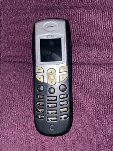 телефон fly iq4502: ZTE V821, < 2 ГБ, цвет - Черный, Кнопочный