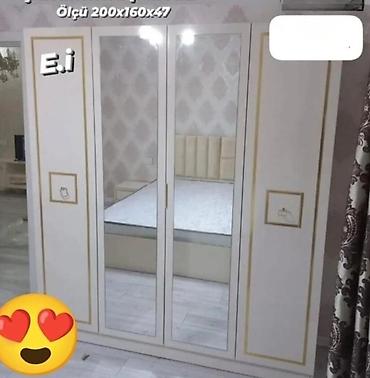 Dolablar: Üç qapılı güzgülü paltar şkafı - Rəng: ağ, qızılı dekor xətləri ilə - — 1