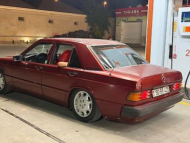 bugatti eb 112 6 mt: Mercedes-Benz 190 (W201) sedan, tünd qırmızı rəng. - Kuzov: 4 qapı — 1