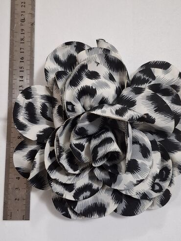 Broşlar: Leopard naxışlı, əl işi olan gül broşları. Paltolara, şərflərə və ya -da lalafo.az — 7 Broşlar: Leopard naxışlı, əl işi olan gül broşları. Paltolara, şərflərə və ya — 7