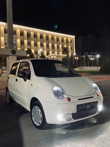 коробка робот на спринтер: Хэтчбек Daewoo Matiz белого цвета, компактный автомобиль