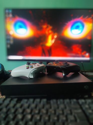 котлер: Игровая консоль Xbox One X с двумя беспроводными геймпадами
