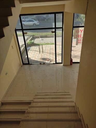 Digər kommersiya daşınmaz əmlakı: Heyder eliyev prospektində mərkəzdə, 3 mərtəbəli, obyekt icareye — 7