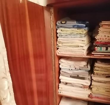 Bufetlər: Klassik üslubda vitrinli qonaq otağı şkafı - Material: cilalı ağac — 2