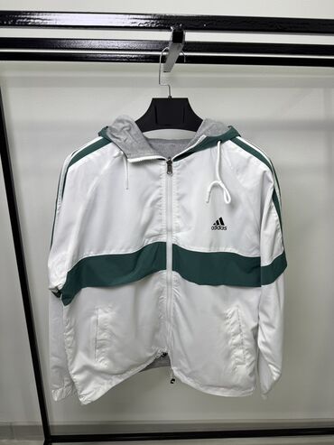 белые шорты: Ветровка Adidas в белом цвете с зелеными вставками, оснащенная