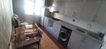 Uzunmüddətli kirayə mənzillər: Bakıxanov(Razin)AKKORD-un binasında 2 otaqlı kirayə verilir. Otaq — 11