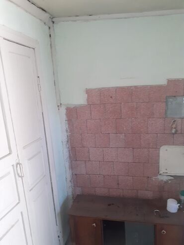 пол дом в бишкеке: 12 м², 1 комната, Подвал, погреб, Забор, огорожен