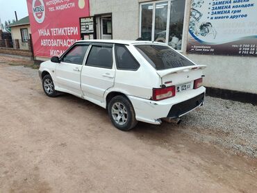 кияа рийо: Автомобиль Lada белого цвета, хэтчбек. Оснащен спойлером и литыми