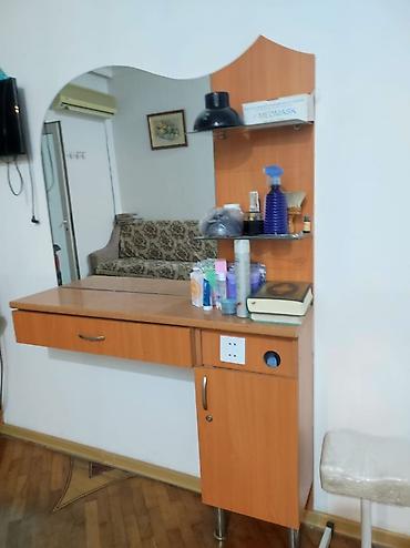 berber masası: İşlənmiş, Saç kəsimi üçün masa, Güzgülü — 1