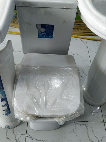 metak borular: Ağ rəngli, standart ölçülü unitaz. Evdə və ya ofisdə istifadə üçün