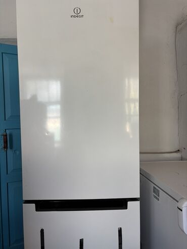 Холодильник Indesit с нижней морозильной камерой. Сухая заморозка