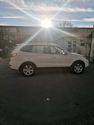 Hyundai: Hyundai Santa Fe – ağ rəngli, 5 qapılı SUV. Əsas xüsusiyyətlər: - — 5