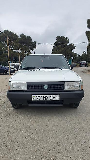 tofaş şahin: Tofaş Şahin sedan Xüsusiyyətlər: - Kuzov: 4 qapılı sedan, ağ rəng - — 1