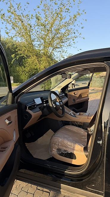 GAC: Черный кроссовер/внедорожник с просторным салоном и бежевой кожаной — 21