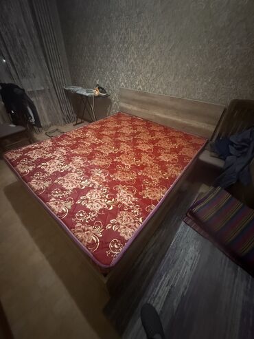 куплю спальный кровать: Двуспальная кровать, Б/у, С матрасом, длина - 190 см