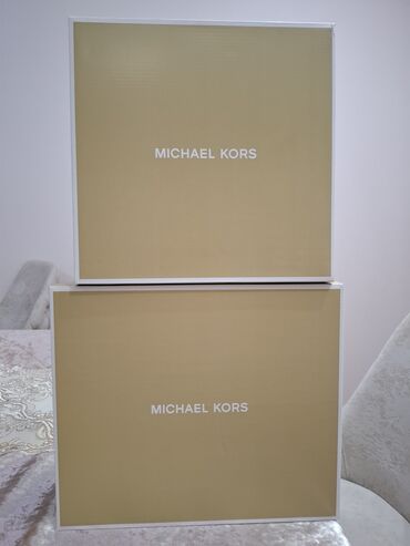 2 ədəd original Michael Kors qutular.Biri ayaqqabı digəri krassovka