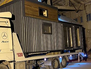 Konteynerlər: Modul tipli mobil ev – “tiny house” Xüsusiyyətlər: - Daşınan — 2