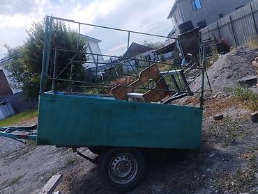 Одноосный прицеп-самосвал для легкового автомобиля. Описание: -