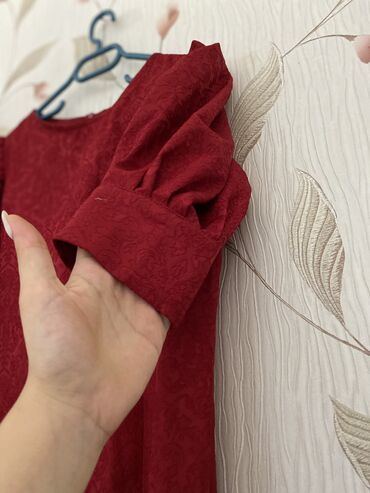 xalat modelleri: Sade duz model don.1defe geyinilib (toya).Qolu dirseye qederdi .S-M