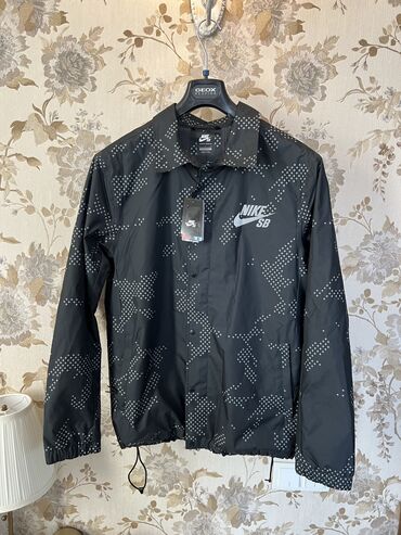 xl куртка: Эркектердин курткасы, L (EU 40), Nike, Жаңы, түсү - Кара, Акысыз жеткирүү, Акылуу жеткирүү, Өзү алып кетүү