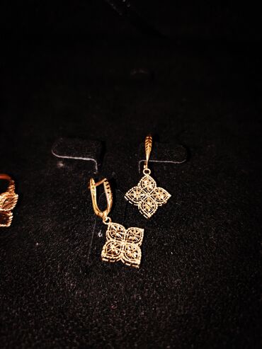 Zərgərlik dəstləri: Dəstə daxildir: Üzük, Sırğa, Pandora, Sarı qızıl, 585 Əyar, 518 g — 6