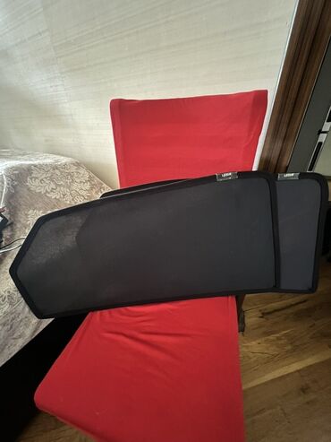 paneli: Qara rəngli avtomobil üçün günəşdən qoruyucu ekran. Yüngül materialdan