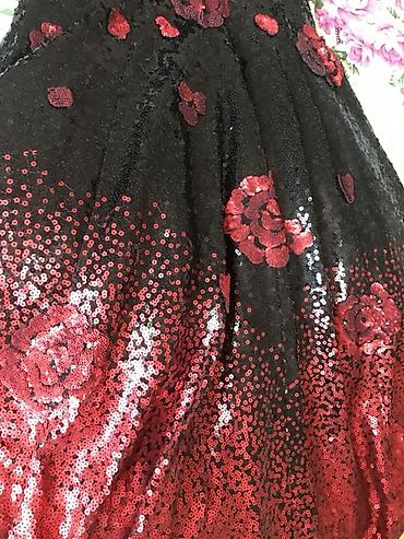 mirvari muncuqlar: Qırmızı güllü payetli gecə libası - Model: çiyinləri açıq, strapless — 9