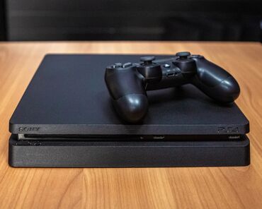 PS4 (Sony PlayStation 4): Срочно продаю PS 4 Slim 1Tb памяти. В комплекте коробка, два