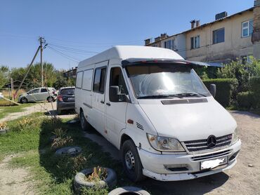 шыны на ниву: Грузовой фургон Mercedes-Benz Sprinter белого цвета, оснащенный