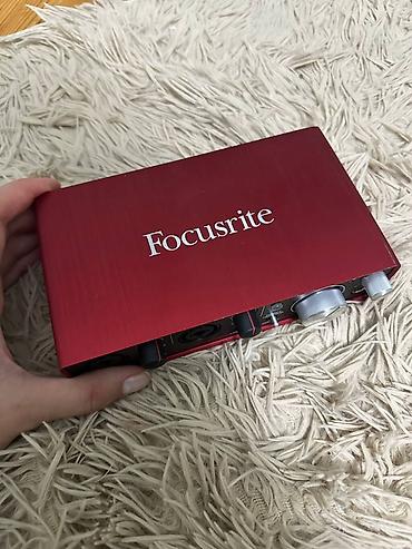 Focusrite Scarlett 2i2 USB audio interfeysi - İki ədəd kombi XLR/TRS