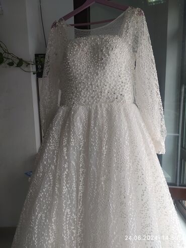 свадебное платье и фату: Свадебное платье размер M-Lесть фата, в отличном состоянии