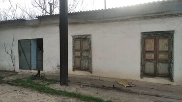 уй сатып алуу бишкек: Помещение с белыми оштукатуренными стенами и металлической крышей