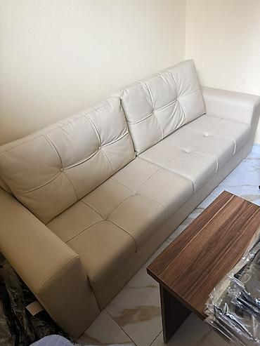 Bej rəngli 3-yerlik divan - Minimalist dizayn, düyməli tikiş