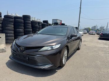 человек собирающий марки: Toyota Camry: 2018 г., 2.5 л, Автоматические, Бензин, Седан